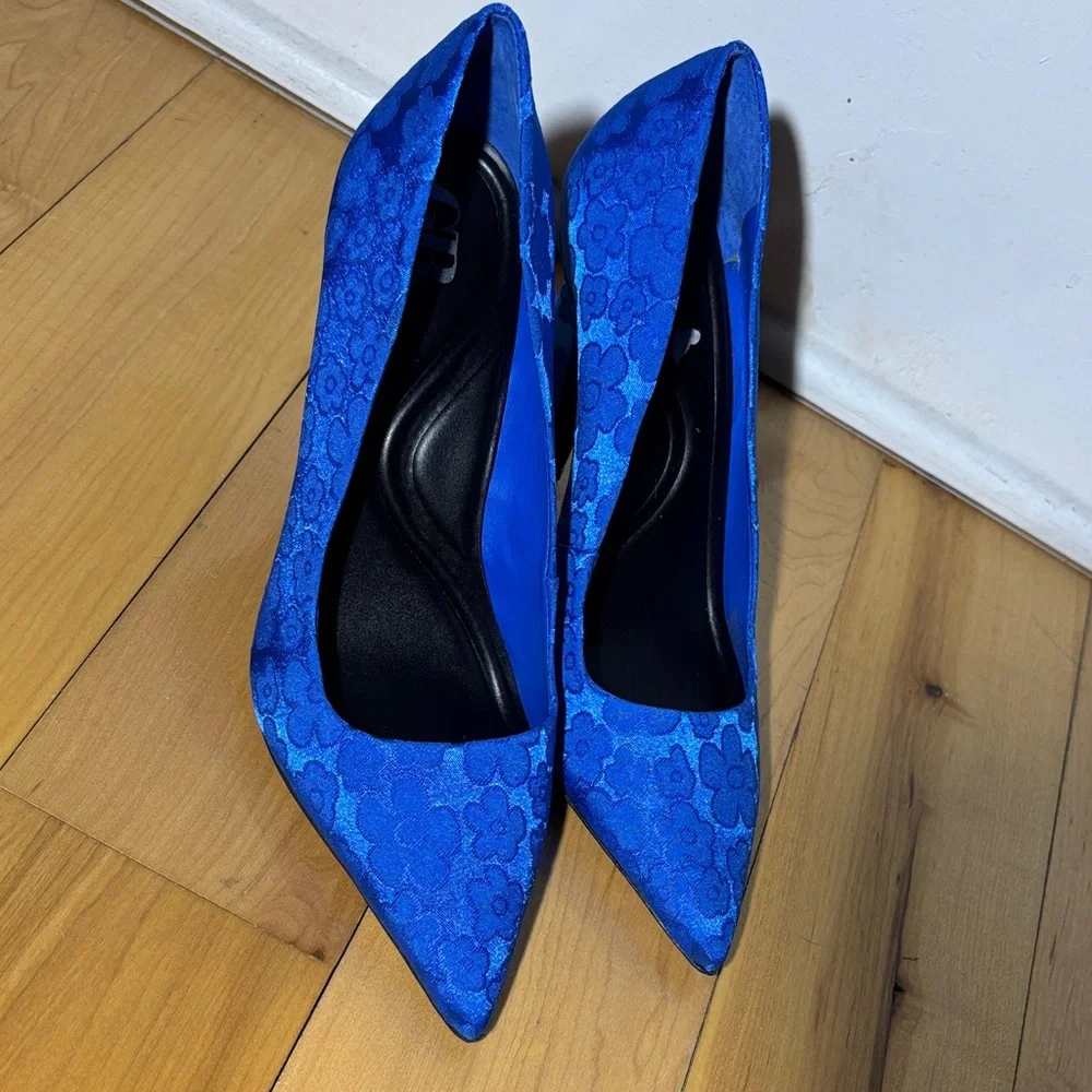 Gianni Bini Self-Made Daisy Satin Closed Toe Pumps - Picture 1 of 6